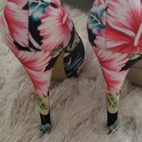 𝅺BAKERS FLORAL prints heels size 7 - Picture 3 of 3